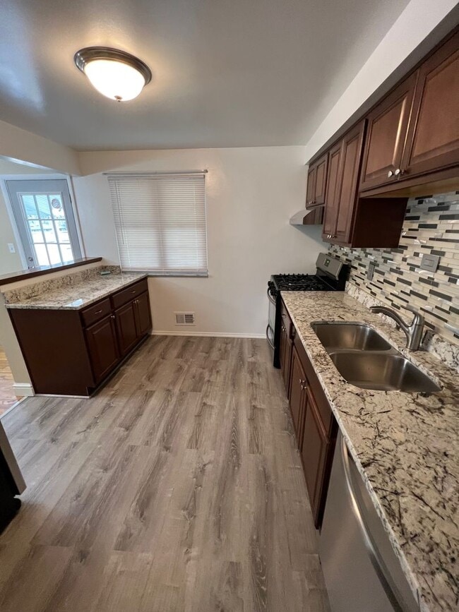 Building Photo - Entirely Remodeled 3 Bedroom, 1 Bathroom i...
