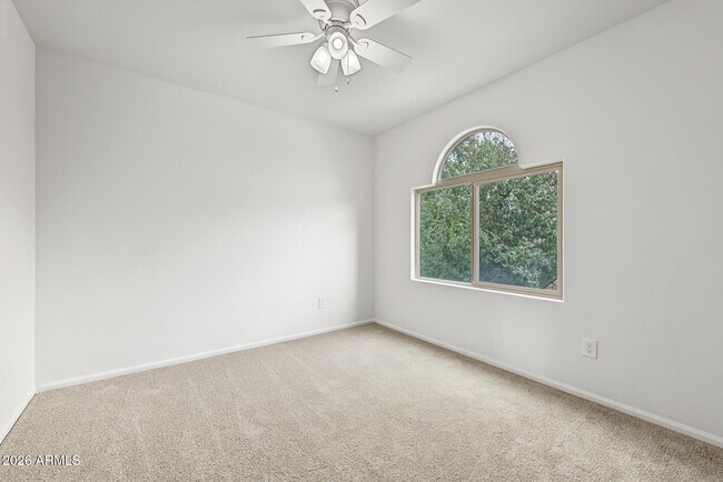 Building Photo - 6135 E Paradise Ln