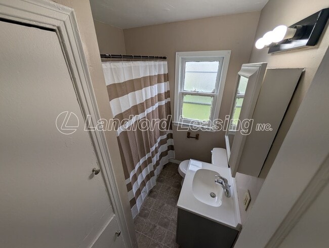 Building Photo - Nice 3 bedroom bungalow with full basement and garage.