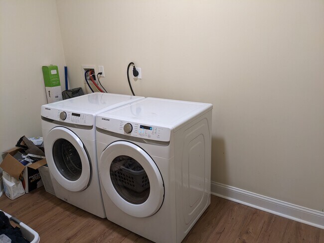 Laundry (Large Units) - 225 W Pastorius St