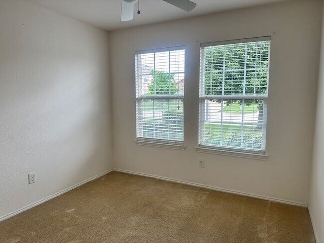 Building Photo - Cute single family home in Lake Point Community