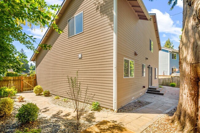 Building Photo - Beautiful 4 BD 2.5 BA Private Kenmore Home...