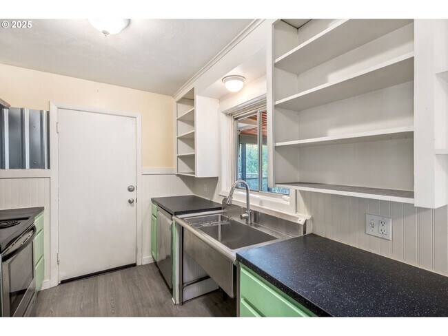 Building Photo - Classic Hillsboro Home with Two Spacious B...