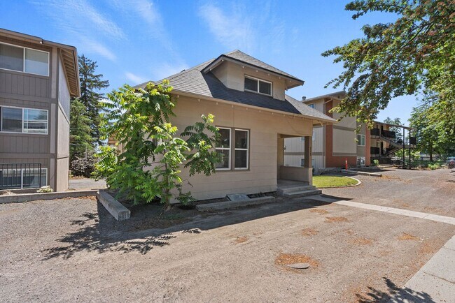 Building Photo - Renovated 5 Bed, 2 Bath House + Office EWU Off Campus Housing! AVAILABLE 7/20!