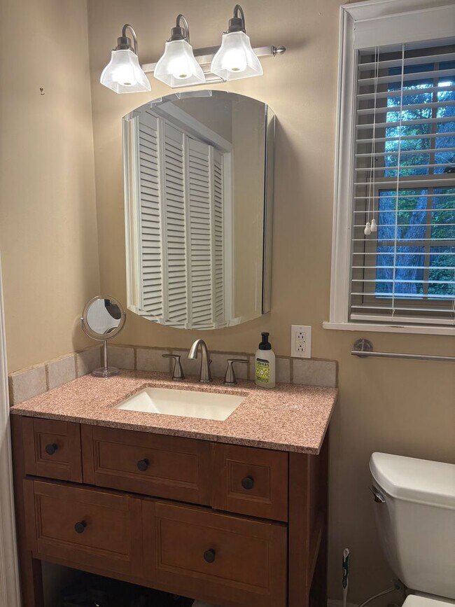 Building Photo - Beautiful 3-bed, 2-bath Ranch in South Dur...