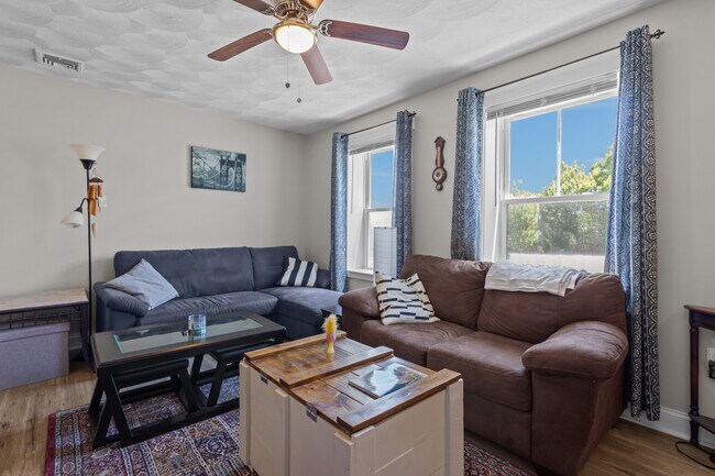 Building Photo - 27B Asselin St