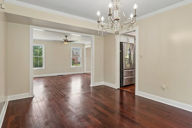 Building Photo - Beautifully updated and spacious 5-bedroom, 3.5-bath home for rent in the heart of Woodbridge