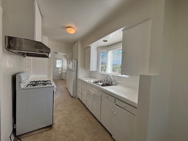 Building Photo - Beautiful 4 Bedroom 2.5 Bathroom SFR