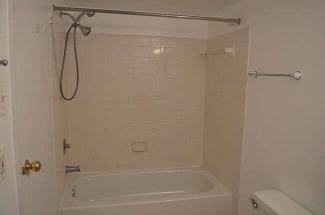 Shower/tub - 7401 Westlake Ter