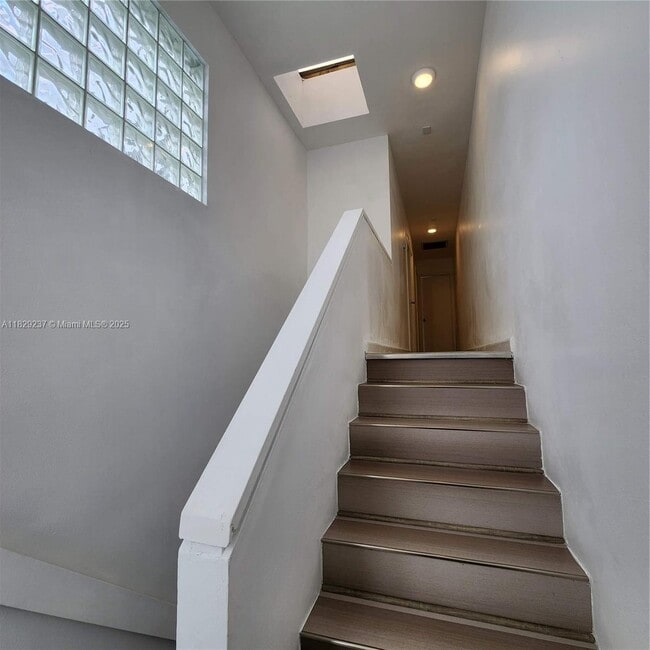 Building Photo - 5060 Elmhurst Rd