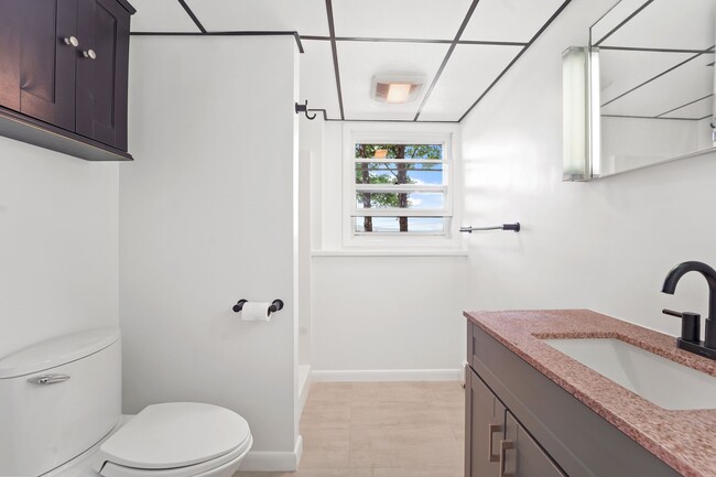 Building Photo - 40 Grand St