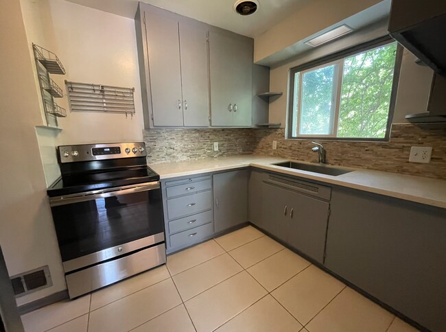 Building Photo - 2515 Ivy Dr