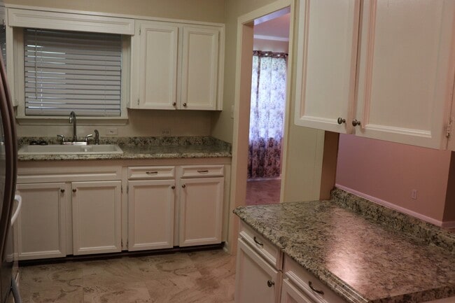 Building Photo - Bossier City, LA - 71112 - Beautifully upd...