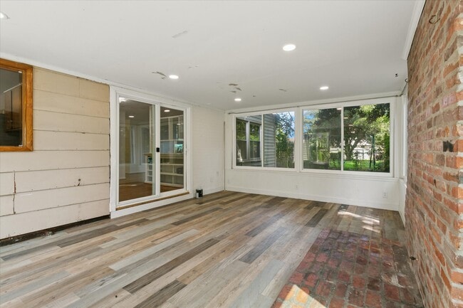 Building Photo - 700 Pelham Dr