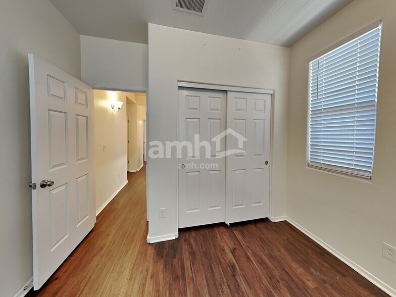 Building Photo - 6211 S Pearl Dr