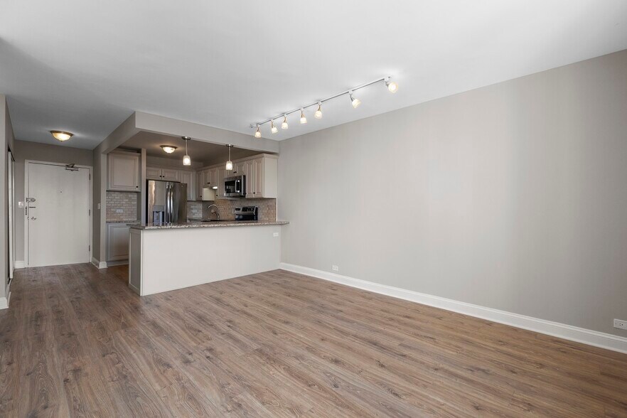 Building Photo - 1355 N Sandburg Ter