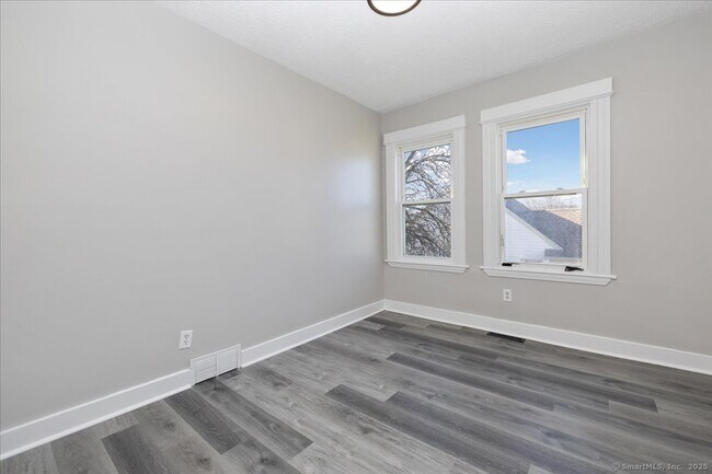 Building Photo - 45 Cowles St