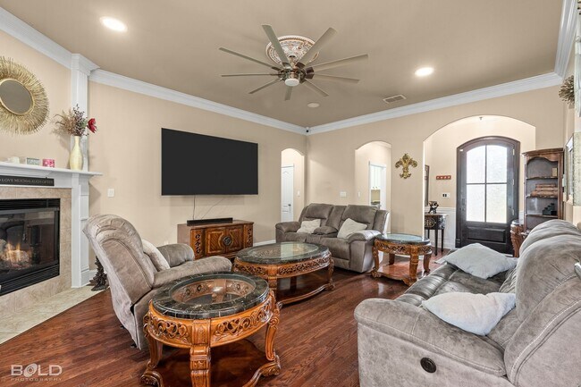 Building Photo - Check Out this 4 Bed 2 Bath with A Pool and Hot Tub