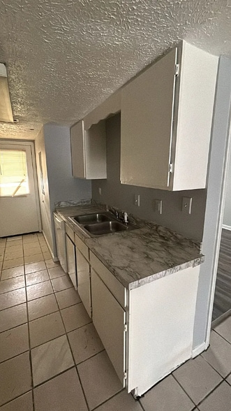 Building Photo - 1211 Shalom Dr