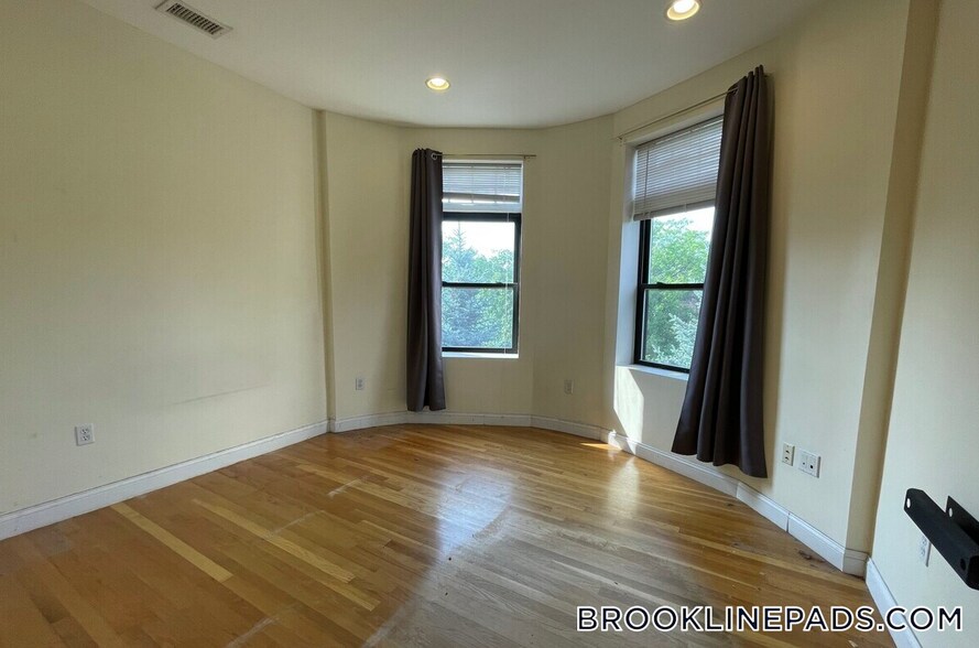 Building Photo - 1801 Beacon St