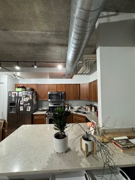 Building Photo - 900 N Kingsbury St