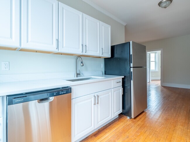 Building Photo - 7371 N Damen Ave