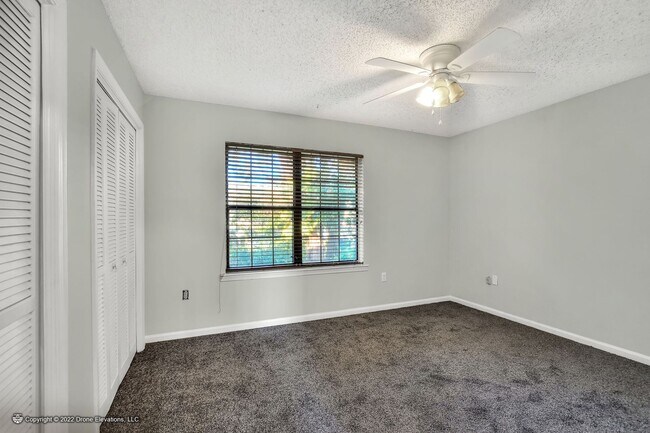 Building Photo - 2 Bedroom Townhouse with Views of County P...
