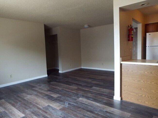 Building Photo - AVAILABLE NOW - NO SECURITY DEPOSIT REQUIRED