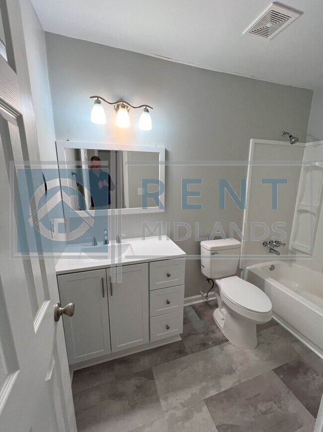 Building Photo - COMING SOON: Newly Renovated 2 Bedroom Apa...