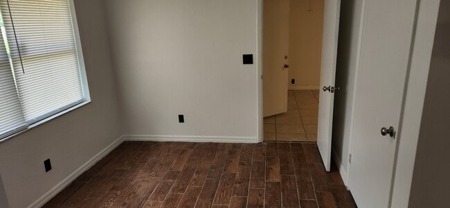 Building Photo - 212 Redbud Ln