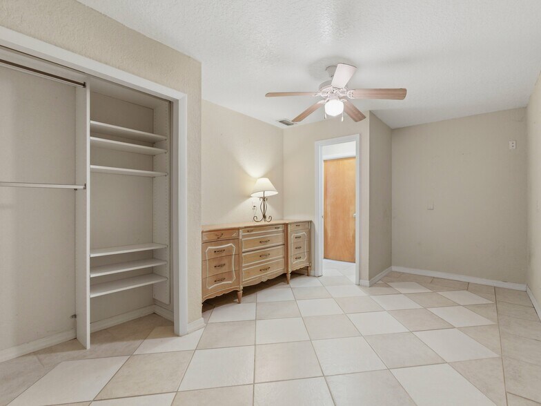 Building Photo - 6611 Venetian Dr