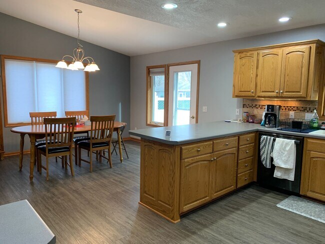 Building Photo - Executive 3 Bedroom Home