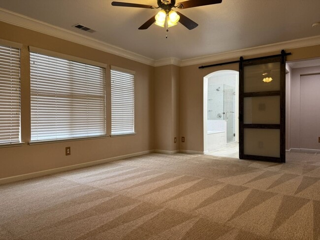 Building Photo - Lovely 5/3 with a desirable downstairs bedroom.