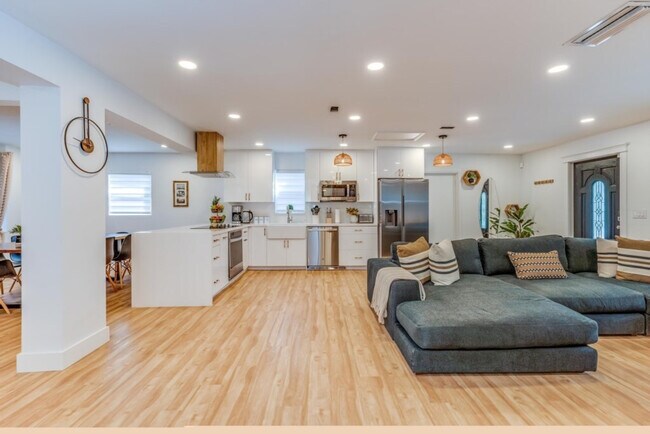 Building Photo - 1814 NW 14th Ave