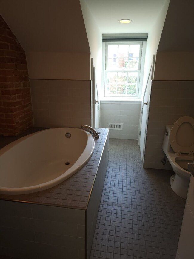 Building Photo - 4 E Henrietta St