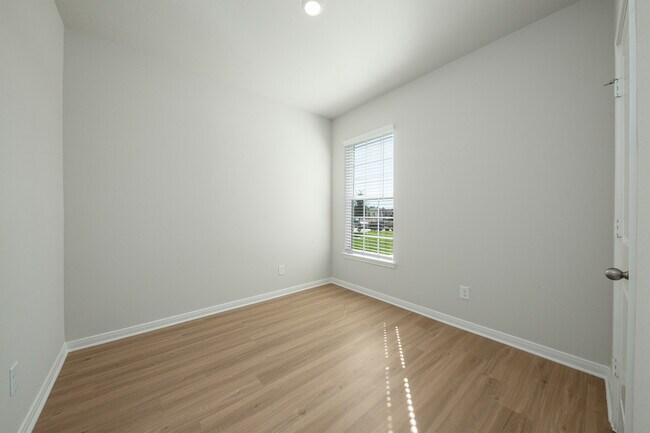 Building Photo - 15479 Maple Ter Dr