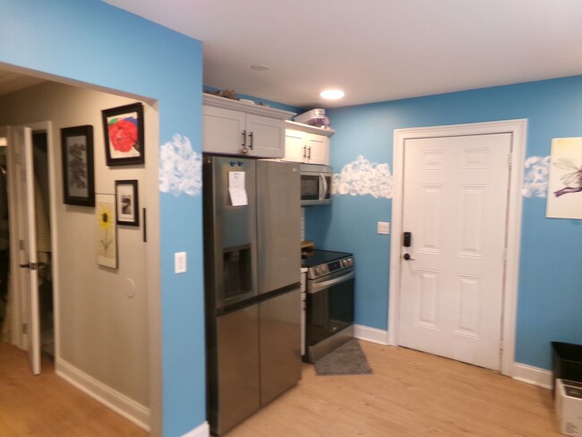 Building Photo - Fully furnished