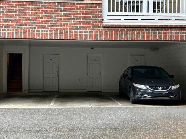 Building Photo - 2 Bed/ 2 Bath Condo located in one of Charlotte's most desired neighborhoods