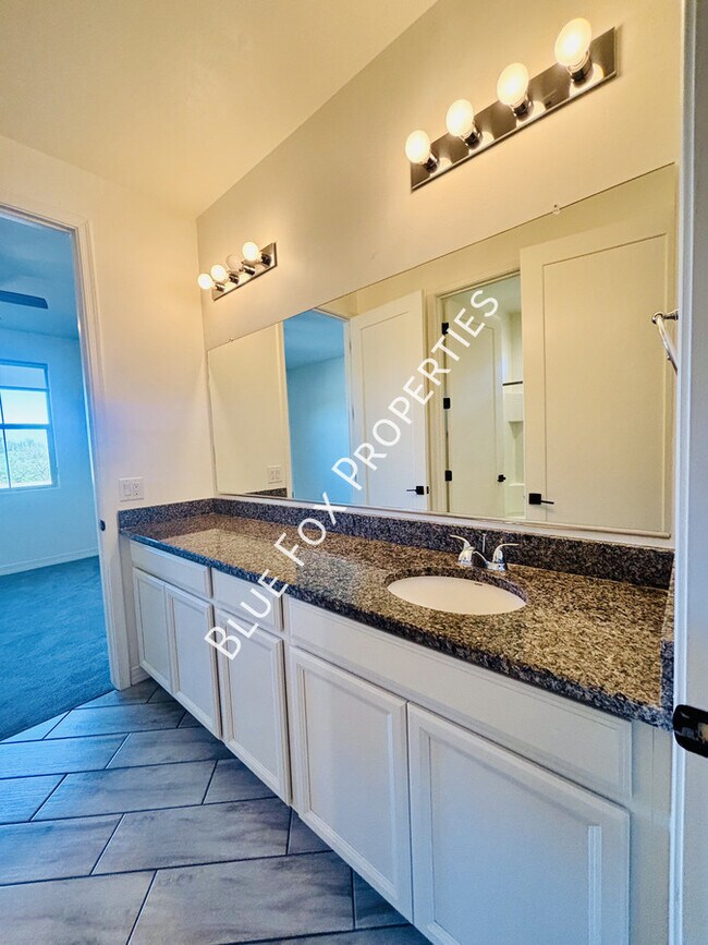 Building Photo - 8038 N Purple Aster Pl