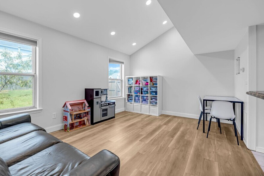 Building Photo - 6 Cattail Dr