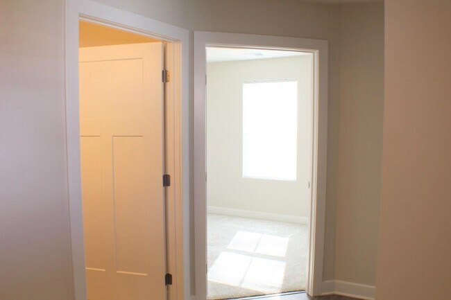 Building Photo - 109 S Peak Dr