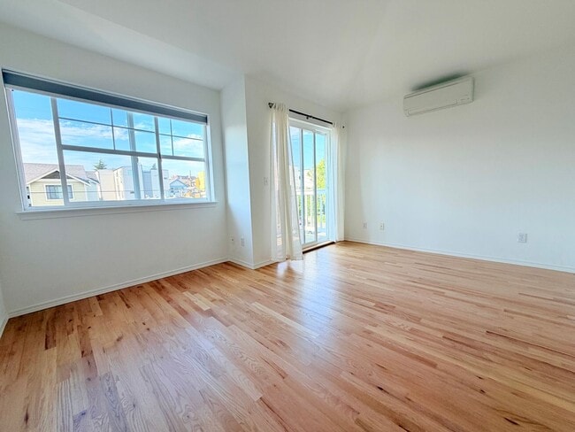 Building Photo - Lovely Ballard Townhome - Exceptional Location! AVAILABLE NOW!
