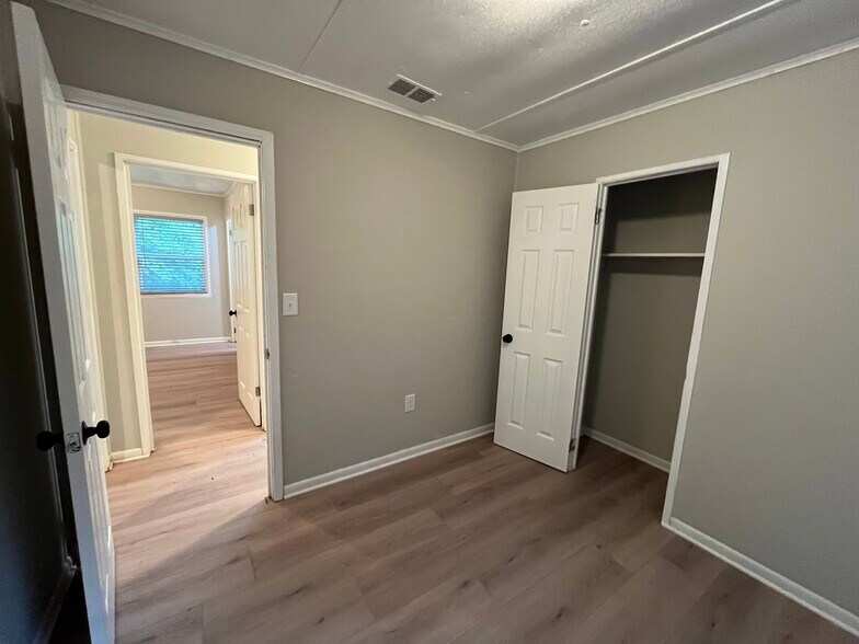 Building Photo - 5909 Leone Dr W