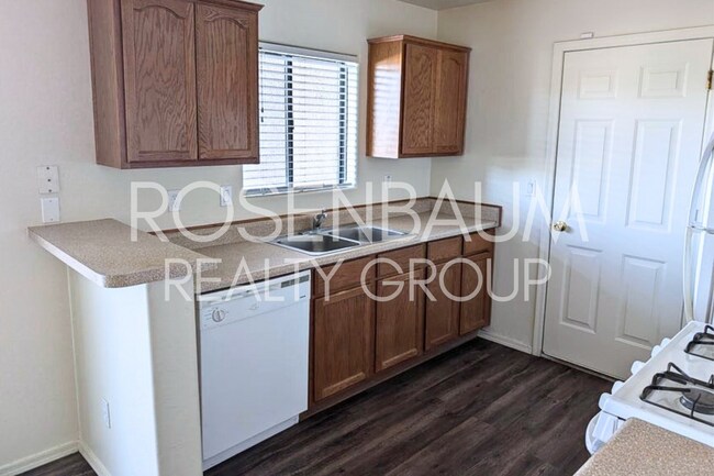 Building Photo - Charming 2-bedrooms, 2-baths duplex locate...