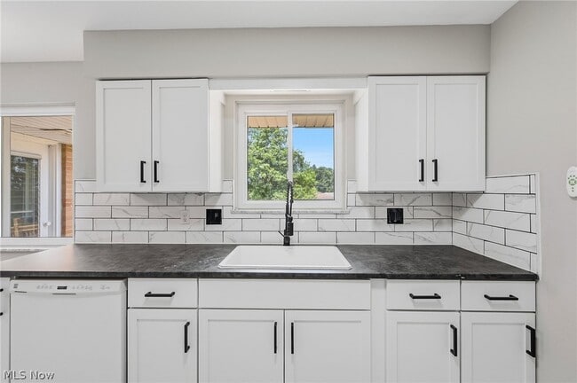 Building Photo - 333 E Ridgewood Dr