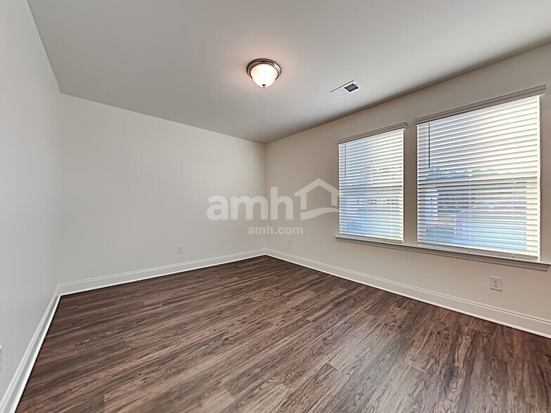 Building Photo - 323 Azore Way