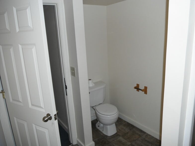 Full Bath - 12 N River St