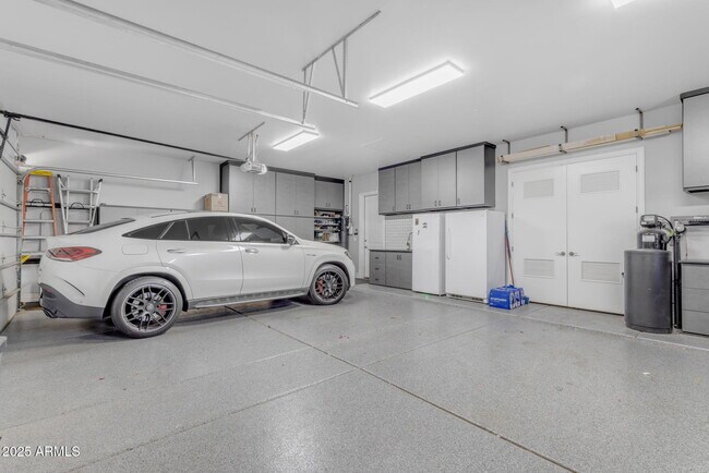 Building Photo - 6938 E Lomas Verdes Dr
