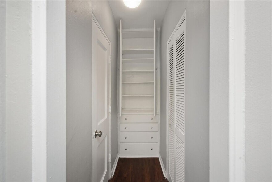 Building Photo - 1140 N La Salle Dr