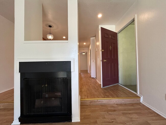 Building Photo - Bright & Updated 1BR Condo in Prime Walnut Creek Location – Vaulted Ceilings & Pool Access!